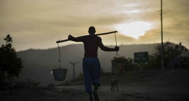 Hombre cargando agua en Santiago de Cuba _ab