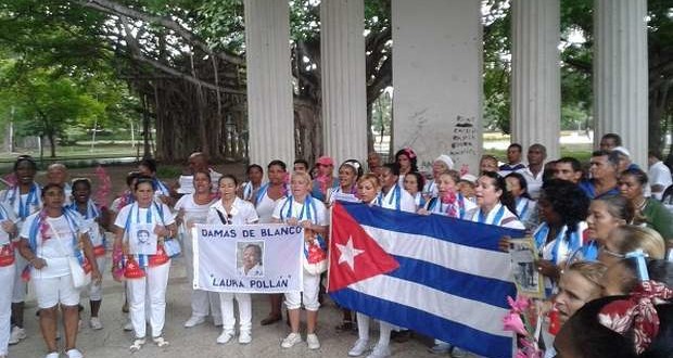 Cuba - Damas de Blanco en el Parque Gandhi