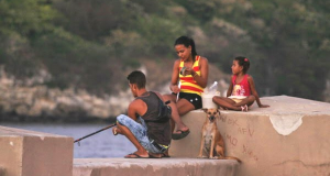 Familia pescando - cuba