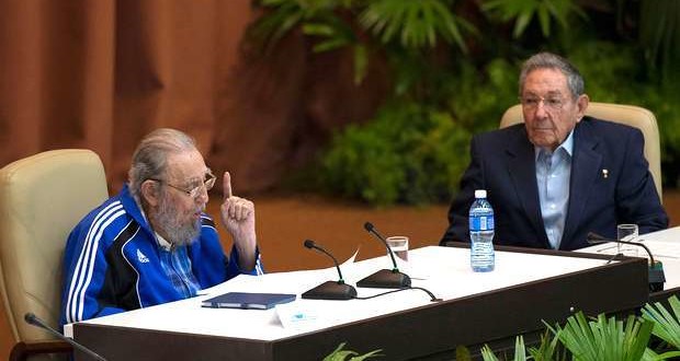 Fidel Castro clausura el congreso comunista de transición