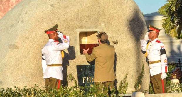 Raúl entierra a Fidel