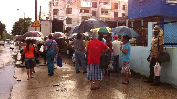 Cuba: colas de madrugada para conseguir comida