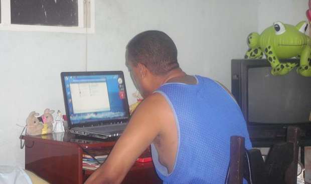 Ivan en la laptop en el cuarto de su hija, julio de 2009