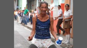 Mendigos y locos: el último espectáculo en Cuba