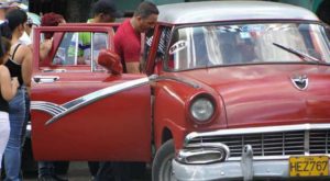 Gobierno cubano pretende regular precios de taxis colectivos