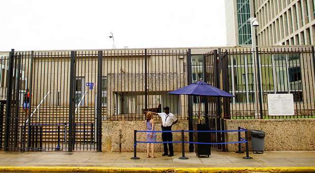 Cubanos opinan sobre el cierre parcial de Embajada de EEUU