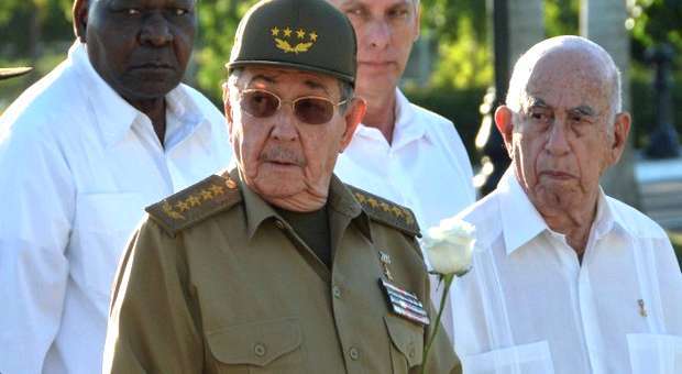 Raúl Castro aplaza su retiro