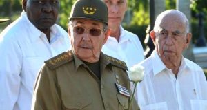 Raúl Castro aplaza su retiro