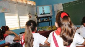 Cuba: Educación gratis y repasadores