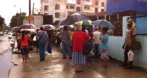 Cuba: colas de madrugada para conseguir comida