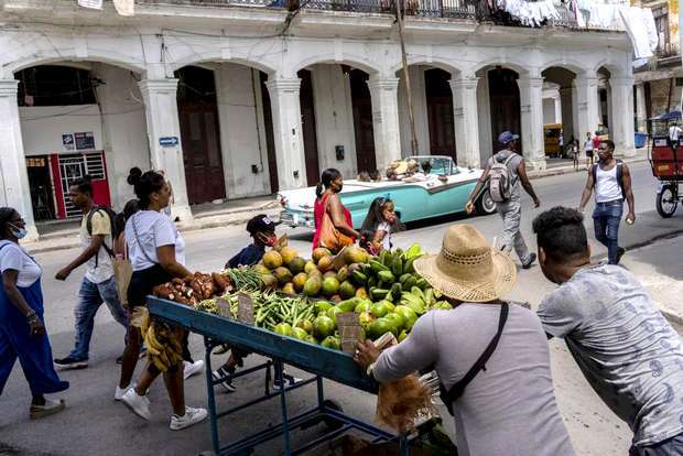Los cubanos sobreviven del 'invento'